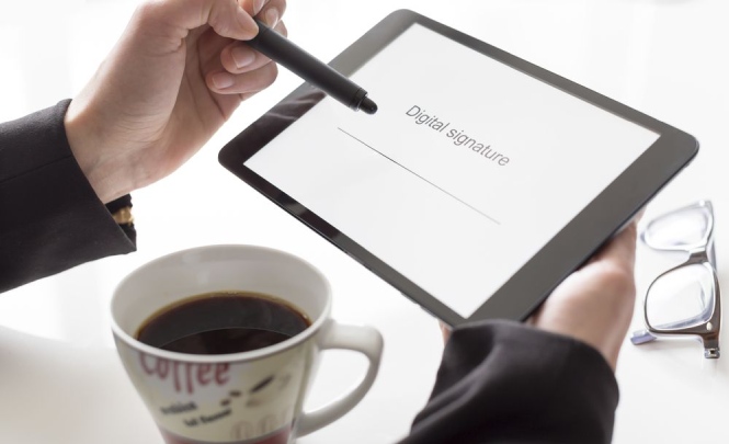 Una persona va a firmar un documento digitalmente desde su tablet